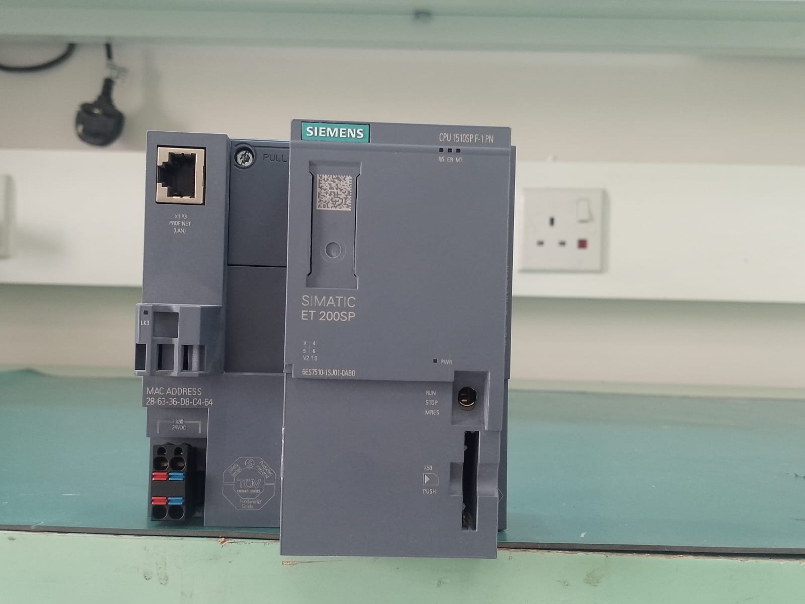 إصلاح وحدة PLC على مستوى الإلكترونيات في معمل رواد الأتمتة بالرياض