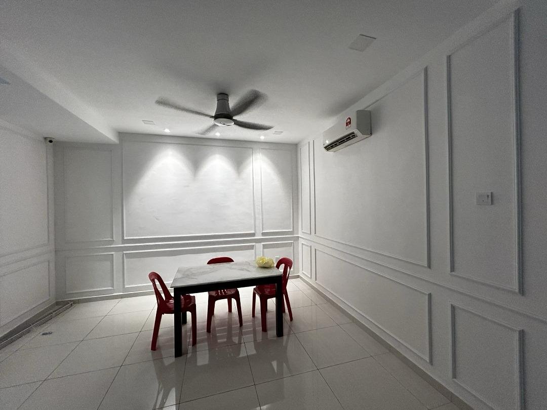 Waiting area at KLEM Clinics with white wainscoting walls, ceiling fan and clean tiled floor
