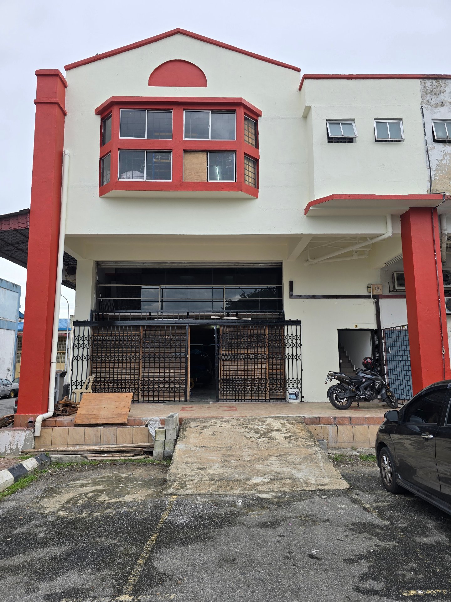 Funzy Global warehouse exterior repainted by Tresman Painting in Selangor