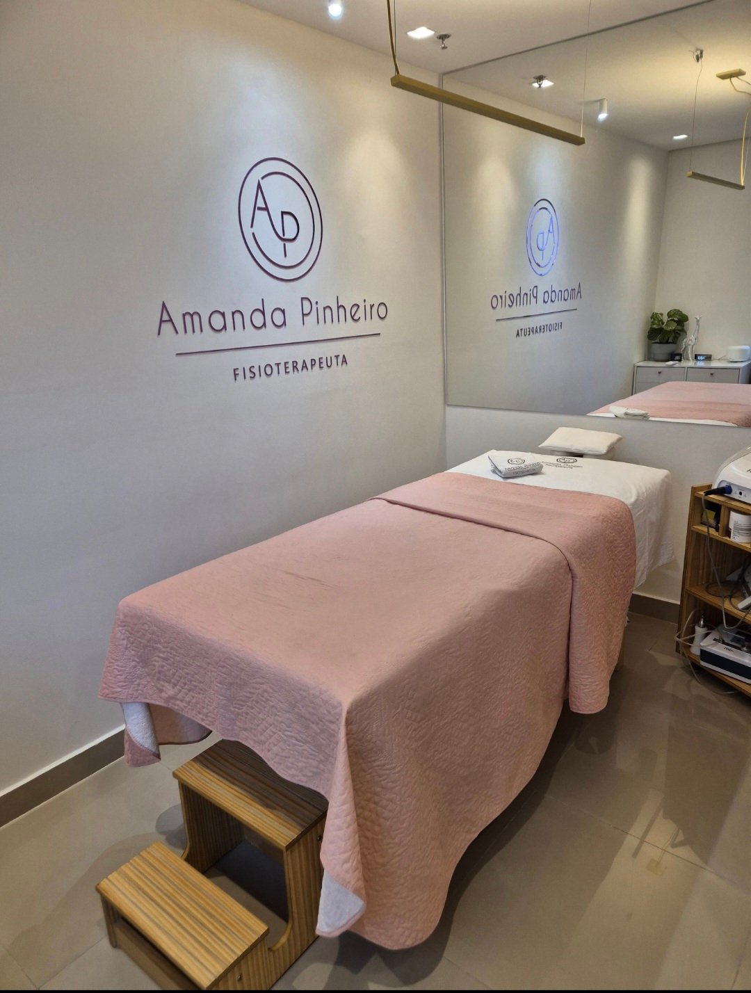 Clínica Amanda Pinheiro - ambiente profissional com maca de tratamento