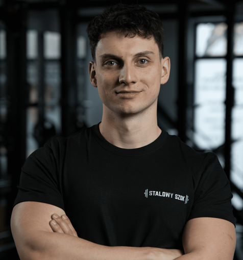 Trener Damian Duźniak z kettlebellem