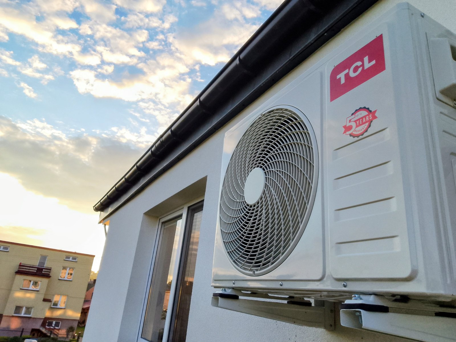 Nowoczesny klimatyzator ścienny w salonie