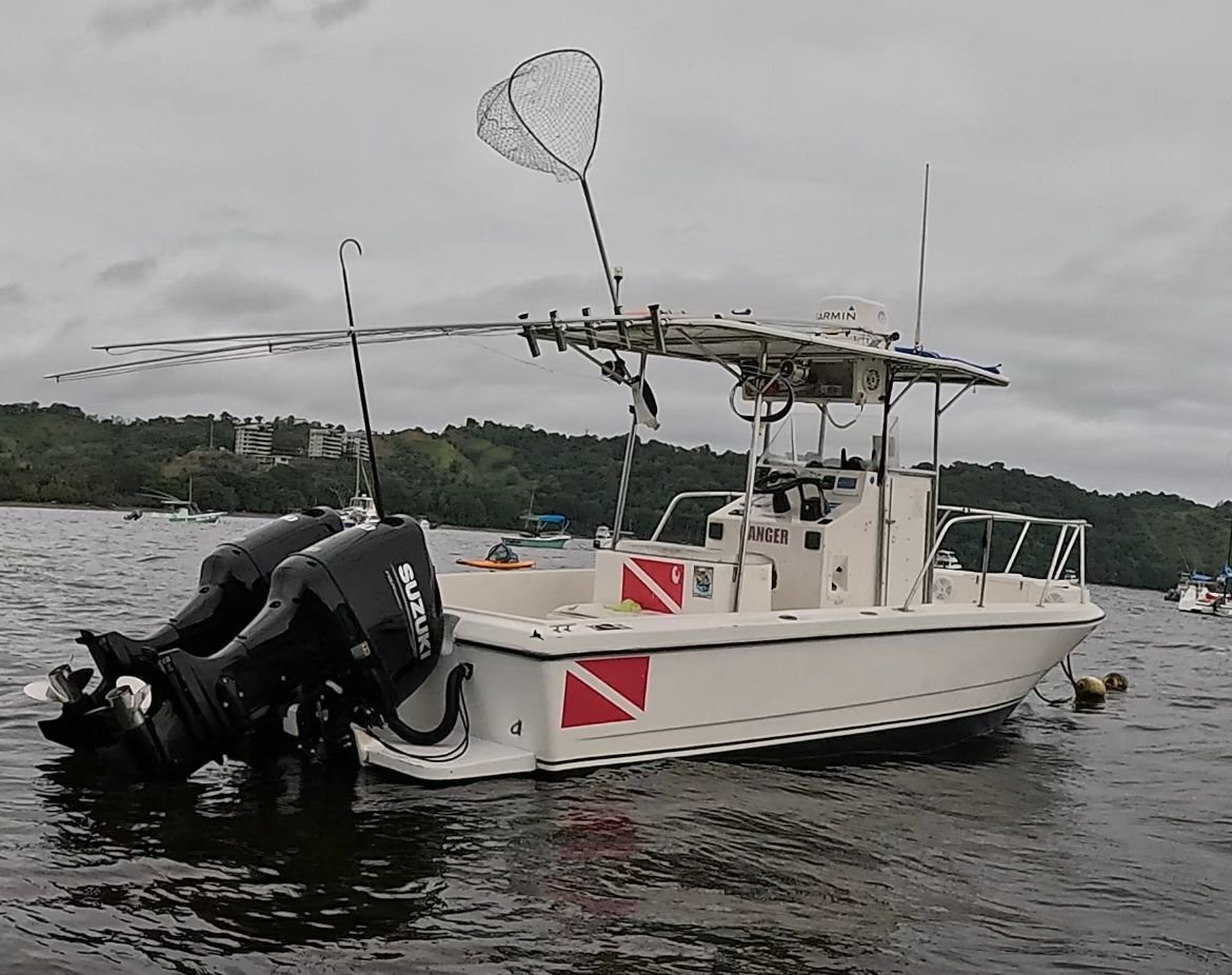Wahoo Sportfishing Jaco 28' Center Console fishing boat from Herradura Beach with Wahoo Sportfishing Jaco