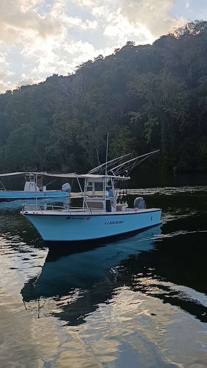Wahoo Sportfishing Jaco 28' Center Console Boat Boston Dog fishing boat from Herradura Beach with Wahoo Sportfishing Jaco