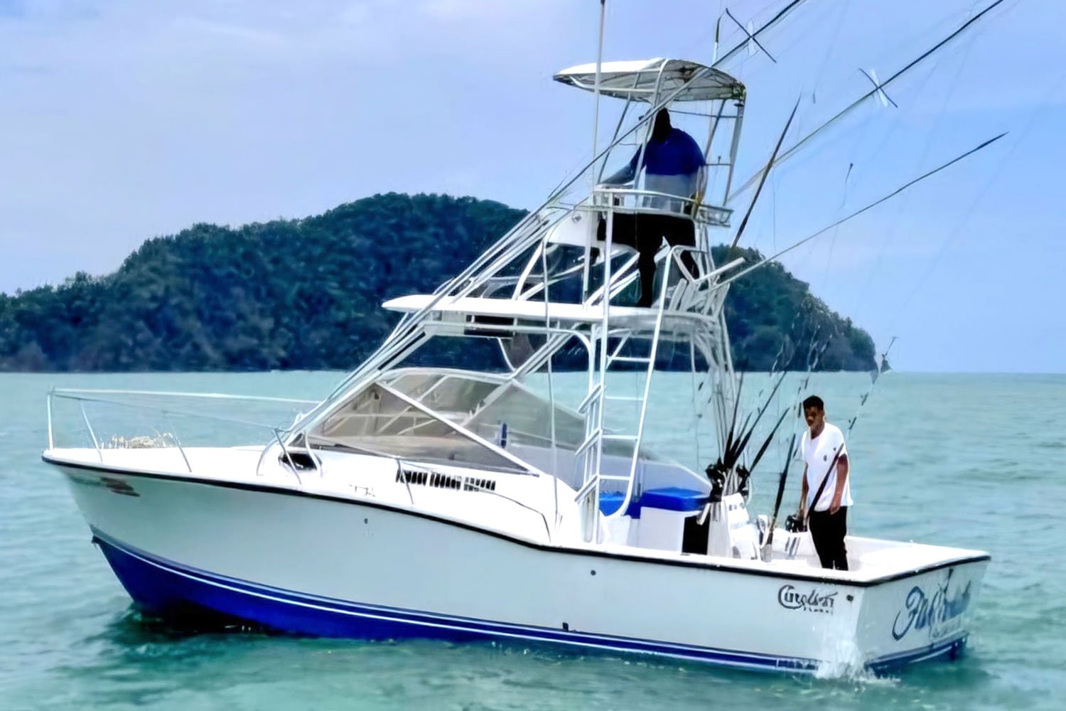 Wahoo Sportfishing Jaco 32' Carolina Classic fishing boat from Herradura Beach with Wahoo Sportfishing Jaco