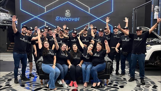 Equipe completa ELETROVEL profissional