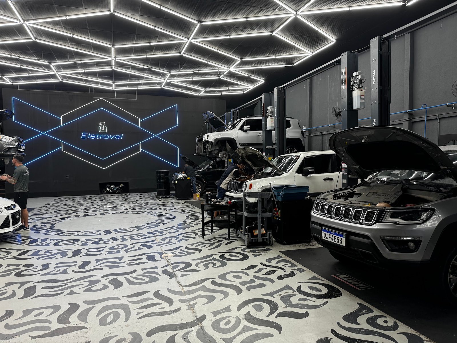 Pneus e serviços automotivos na oficina Eletrovel