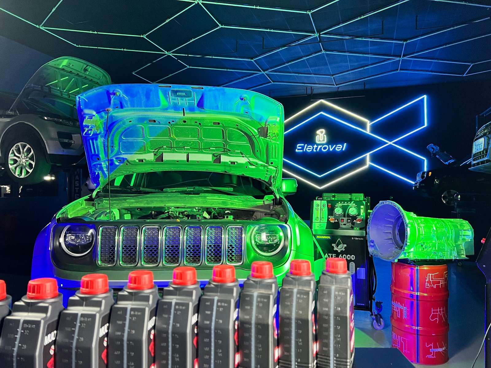 Oficina com iluminação neon branca e serviços em andamento