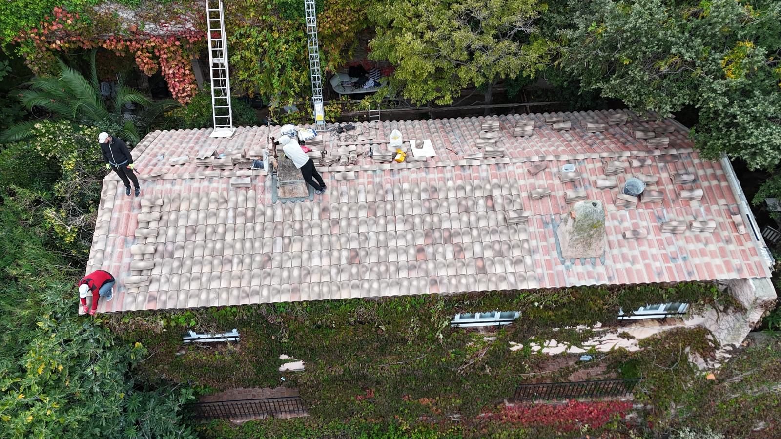 Vue aérienne d’une grande toiture en tuiles sur la Côte d’Azur