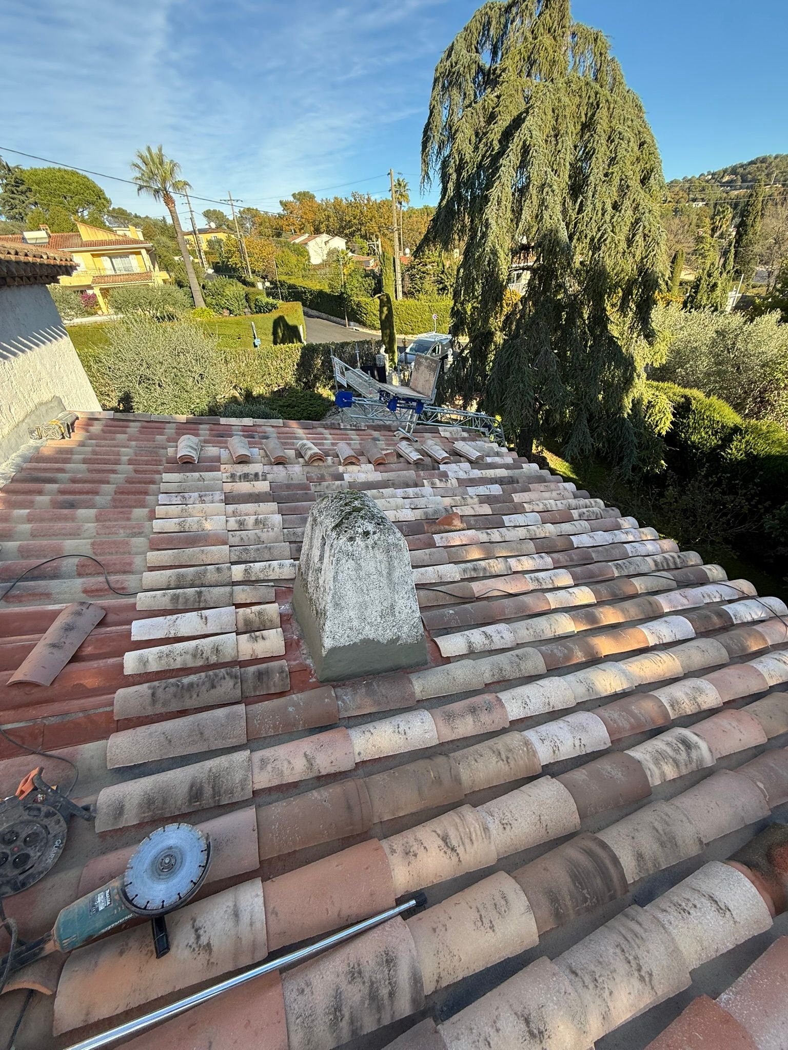 Vue d’ensemble d’une toiture entièrement rénovée