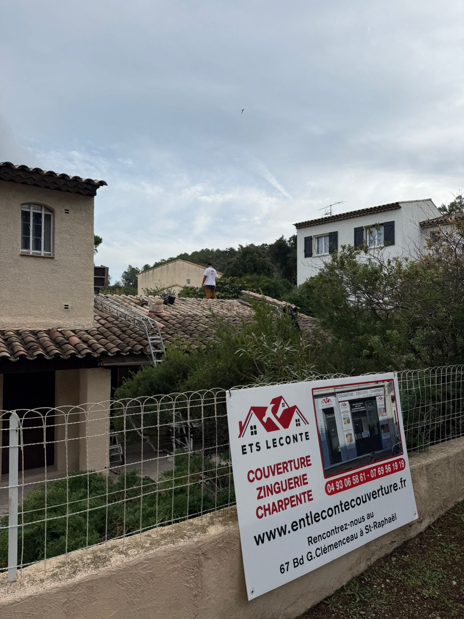 Équipe de couvreurs au travail sur un chantier de toiture