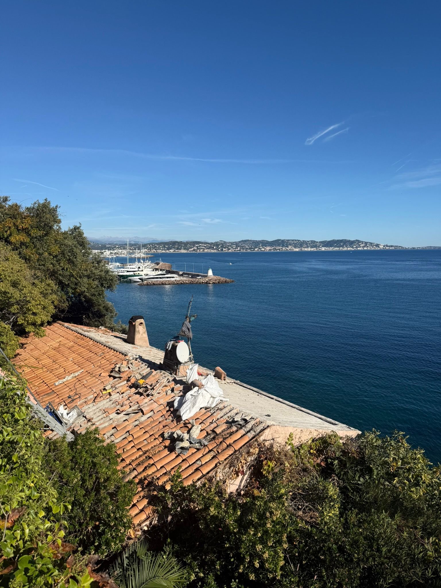 Toiture méditerranéenne en tuiles vue depuis le sol