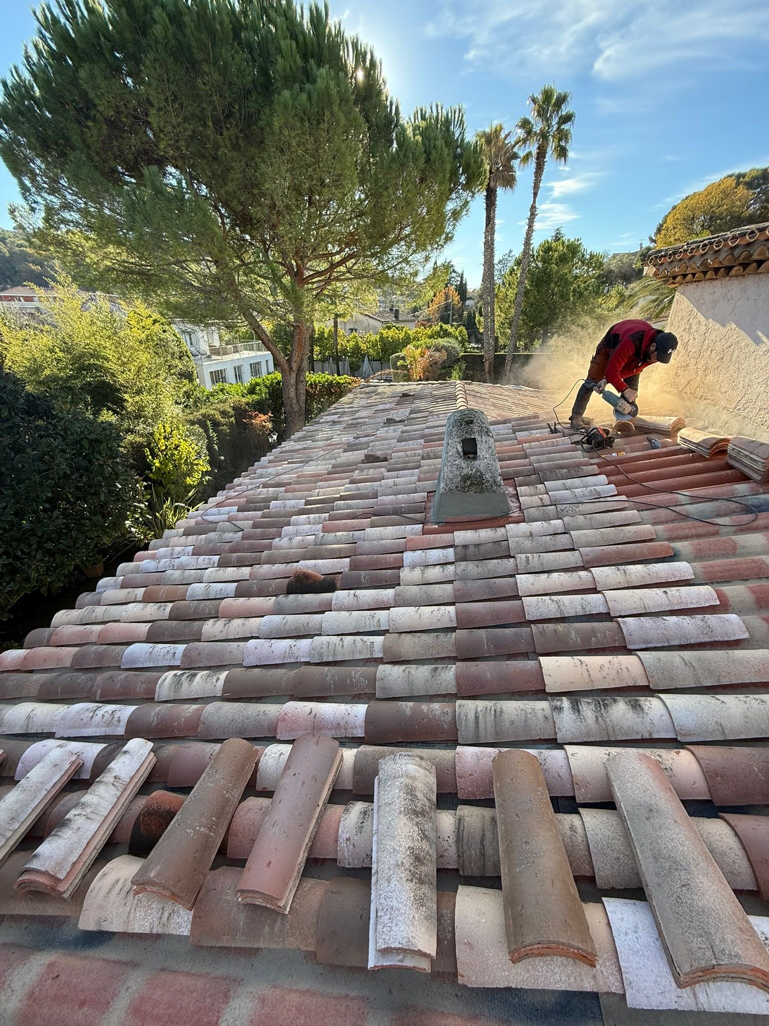 Couvreur au travail sur une toiture méditerranéenne