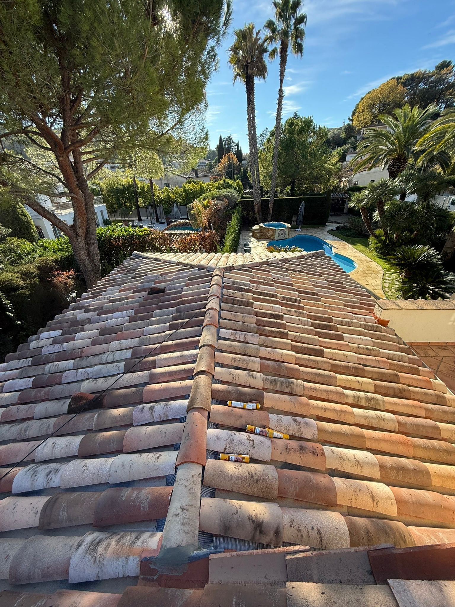 Vue aérienne d’une toiture en tuiles rouges rénovée avec vue sur la piscine