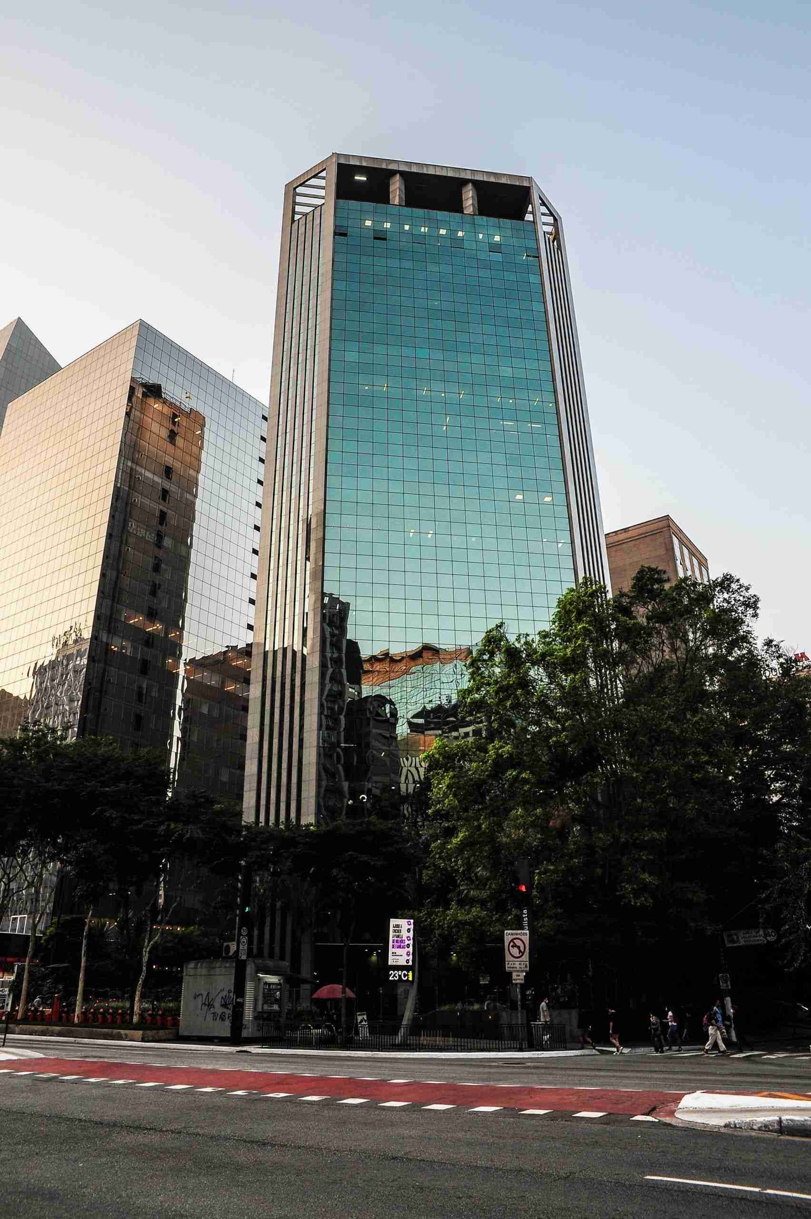 Edifício Comercial Moderno São Paulo