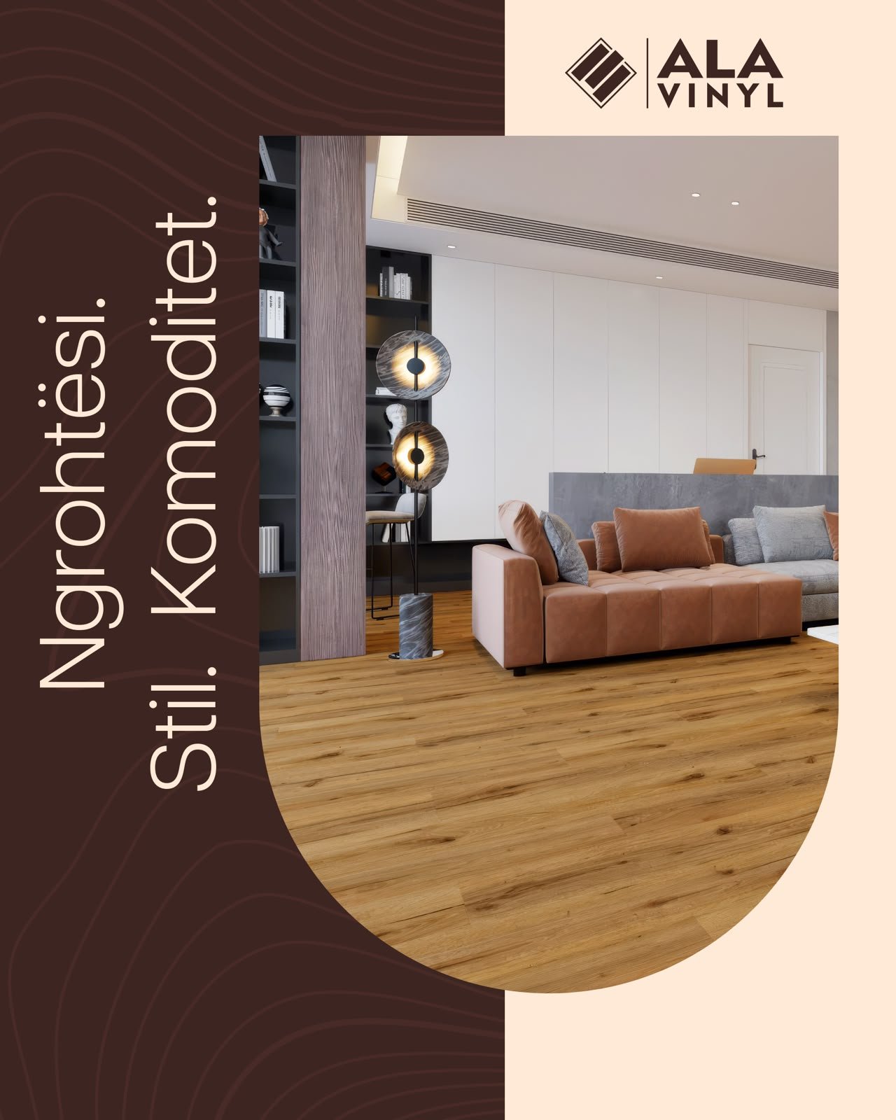 Sallon i ngrohtë me dysheme prej lisi dhe divan modern — ngrohtësi, komoditet, stil