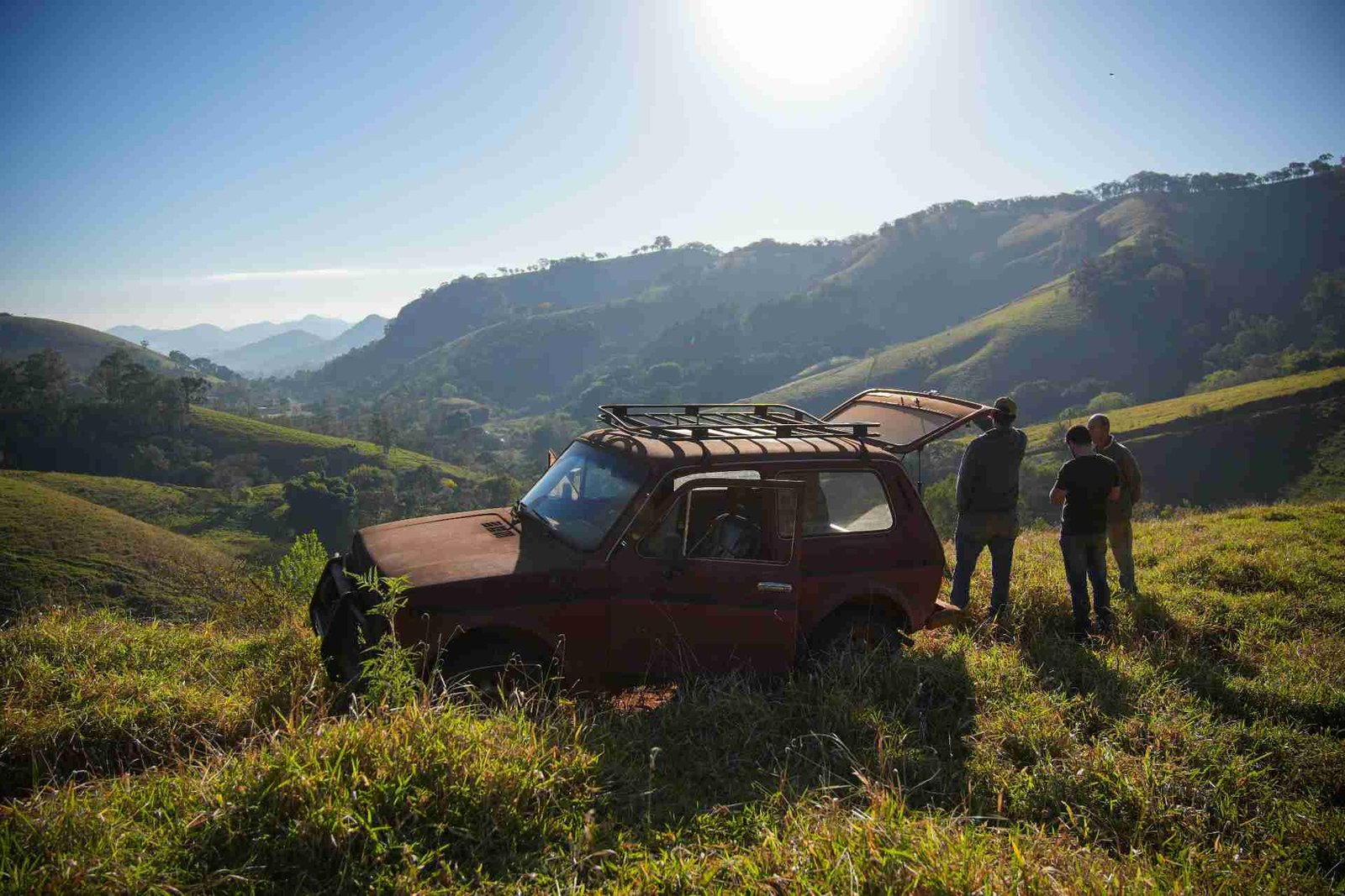 Equipe da fazenda ao lado do jipe no alto da lavoura