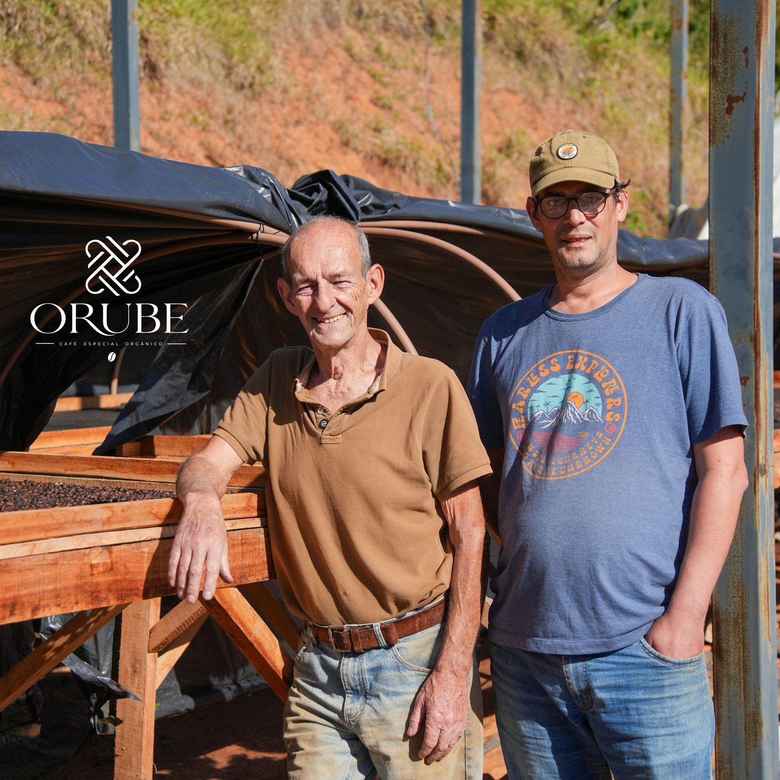 Dois integrantes da equipe Orube Coffee na propriedade