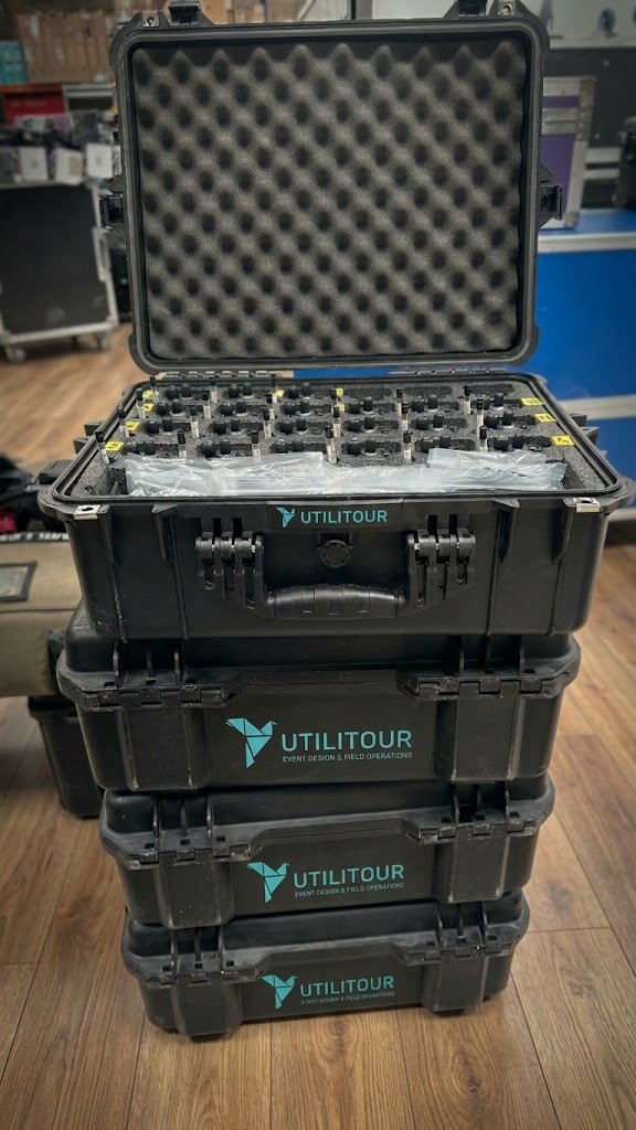 Case Utilitour abierto con equipo de radiocomunicación listo para entrega