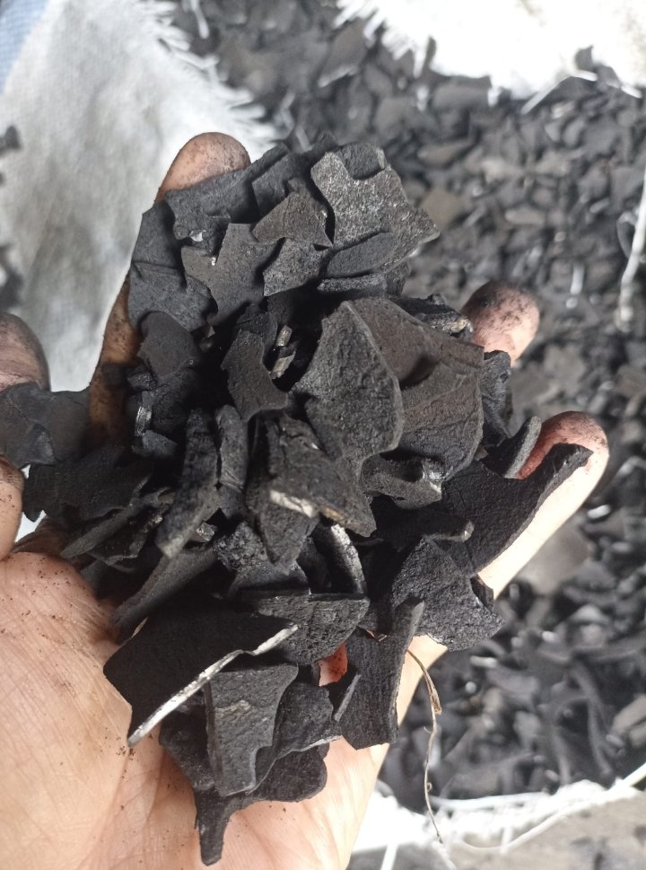 Coconut shell charcoal — piece size