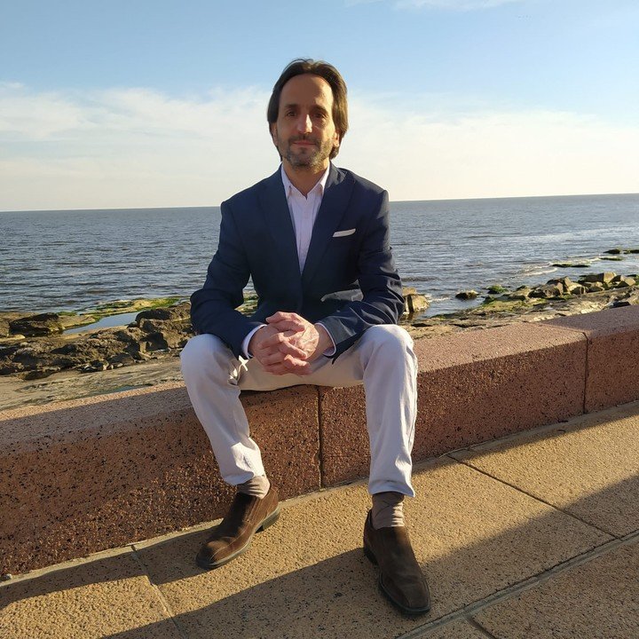 Facundo de Almeida sentado frente al mar.