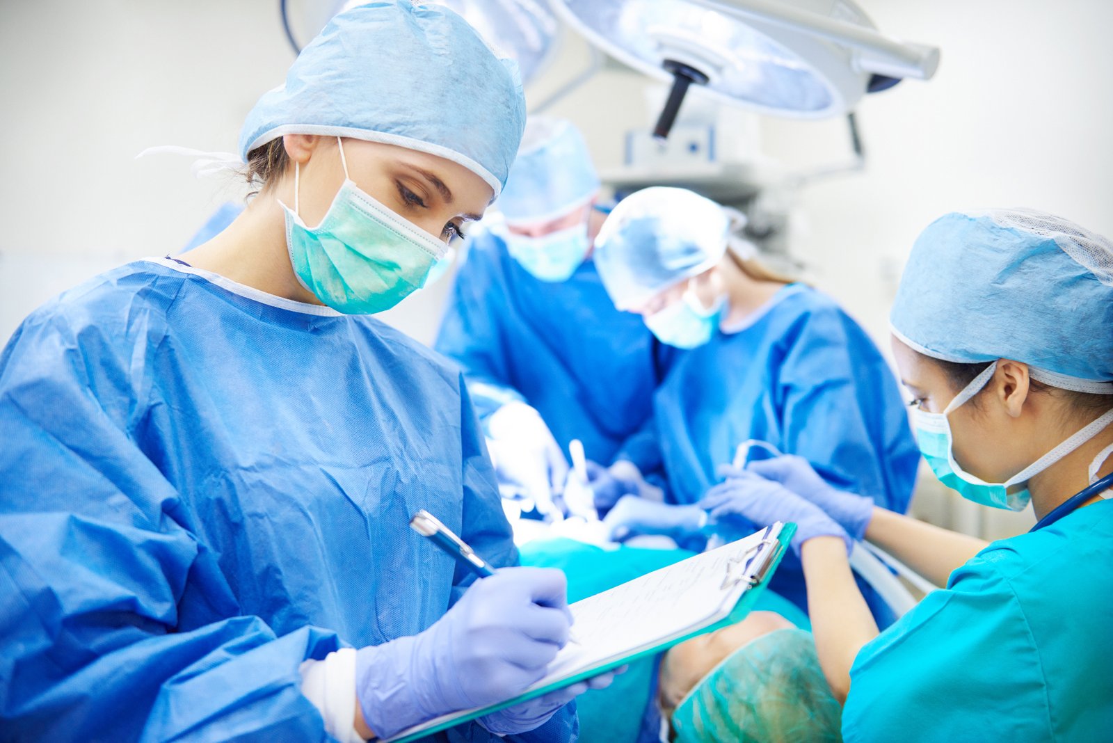 Equipo médico en quirófano
