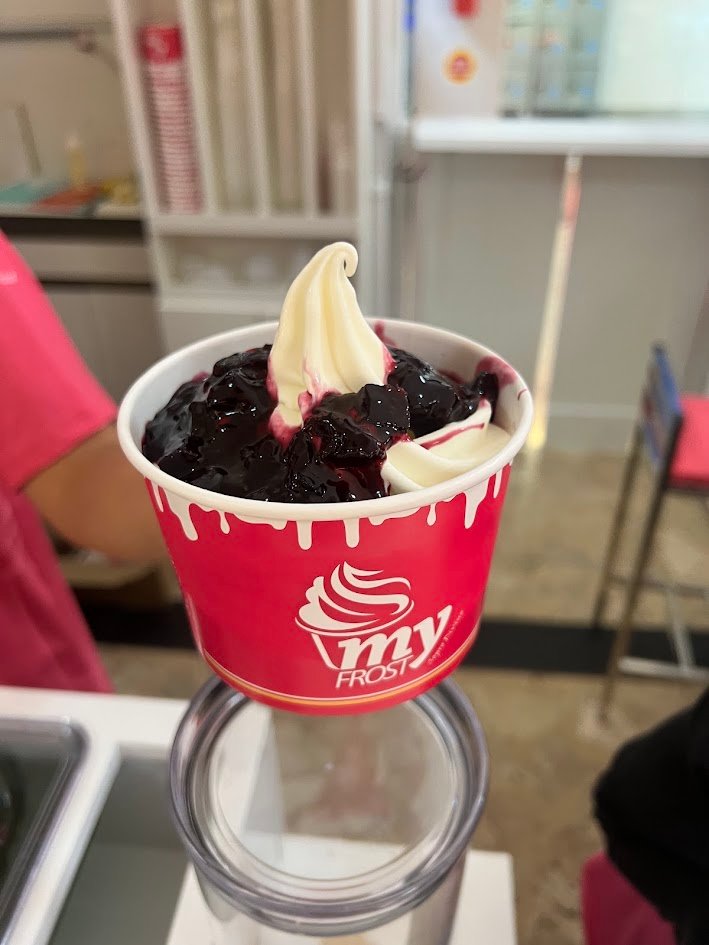 Sundae de morango da My Frost com sorvete de baunilha e calda vermelha.