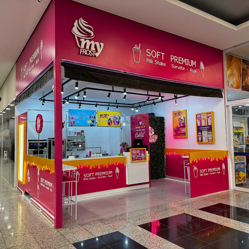 Fachada moderna e iluminada de uma loja My Frost Sorveterias dentro de um shopping