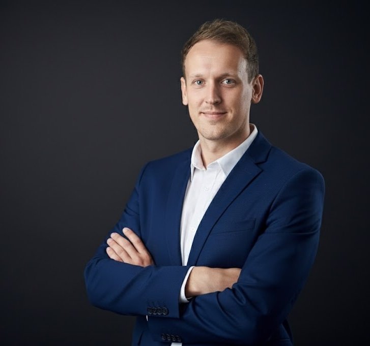 Gründer von Lumen Business & Energy Solutions in einem hellen Büro