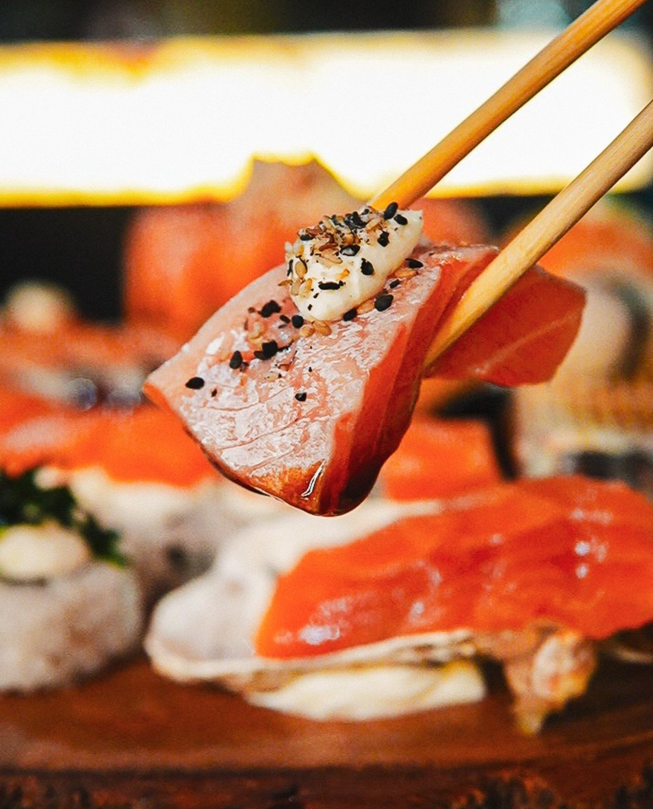 Corte preciso de sashimi de salmão com hashi