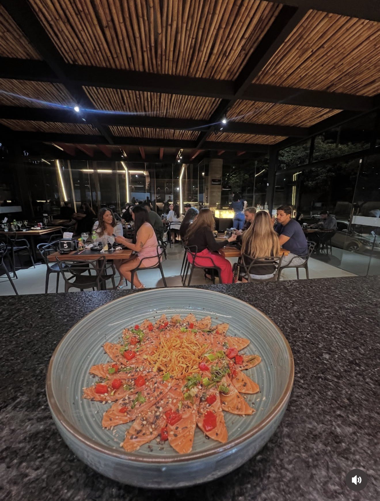 Carpaccio de salmão com batata palha no balcão do restaurante