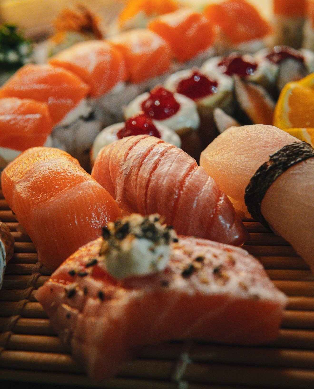 Seleção de sushis e niguiris de salmão da casa