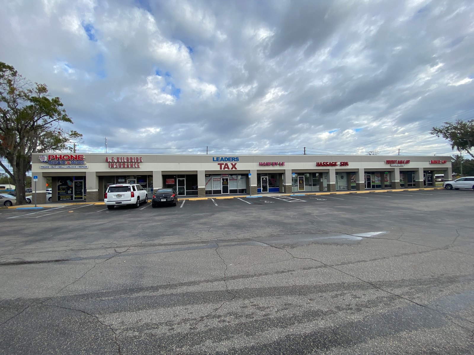 The Leaders Tax storefront viewed from the parking lot in Florida.