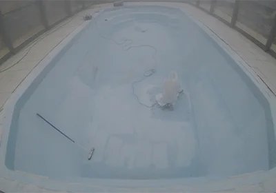 Ponçage de la coque de piscine polyester