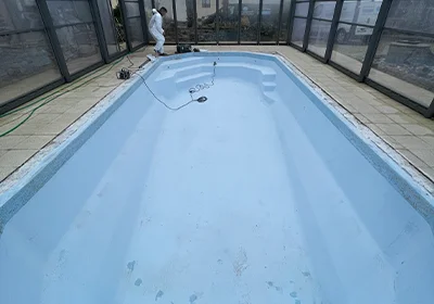 Préparation d'une coque de piscine polyester avant réparation