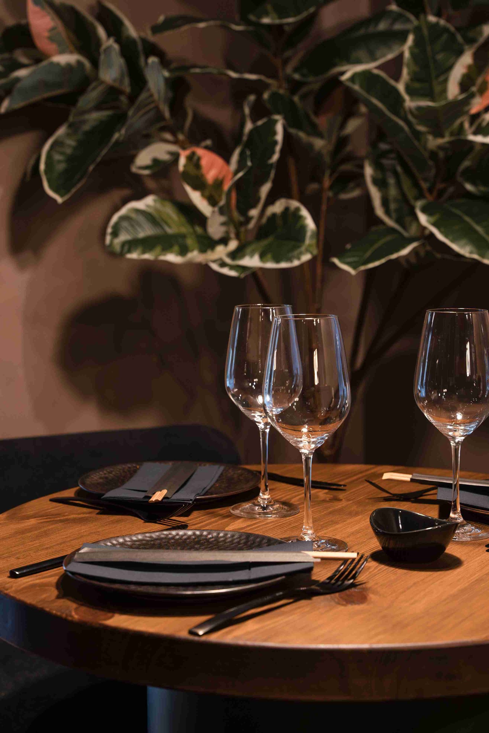 Interior elegant del restaurant NUD amb disseny minimalista i ambient acollidor
