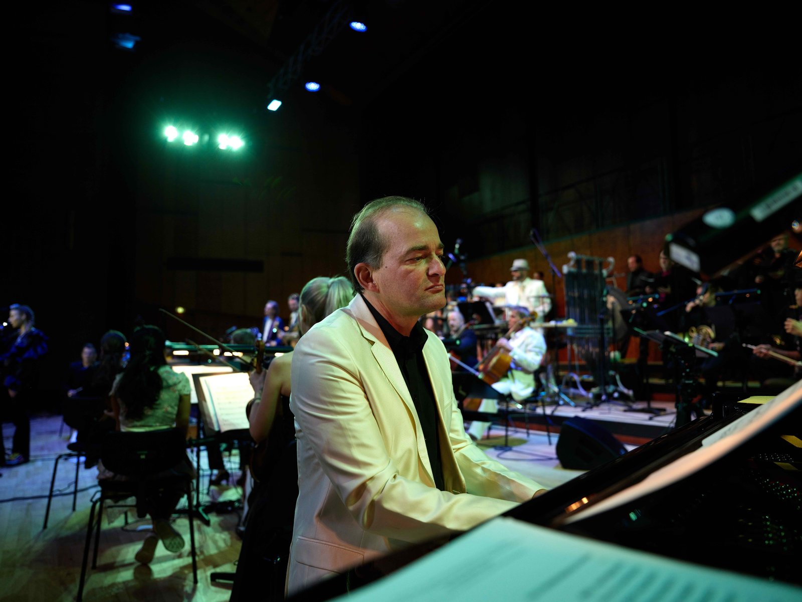 Adrian Werum mit Orchester – ©Marc_Schaefer
