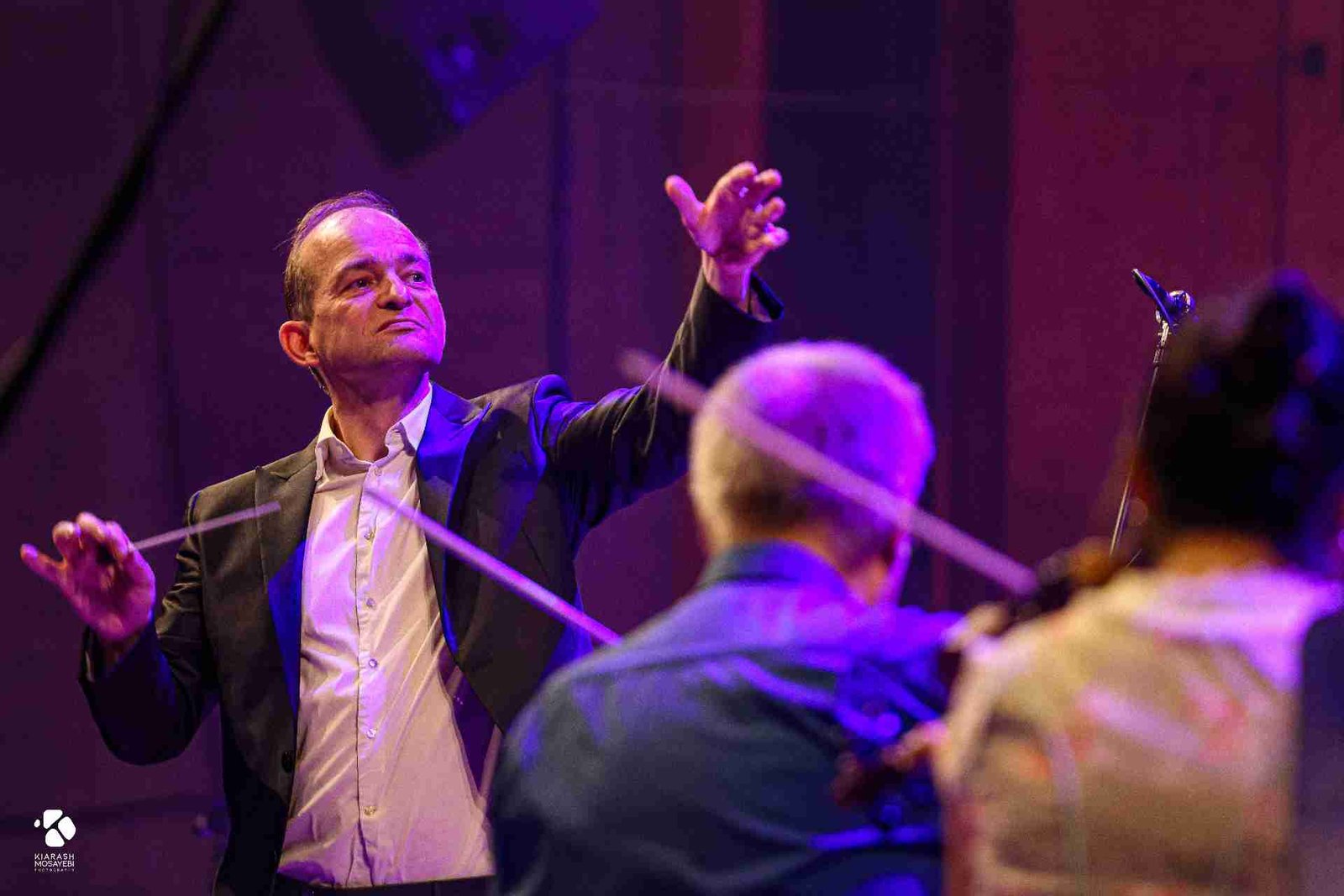 Adrian Werum dirigiert das Orchester – ©Kiarash_Mosayebi