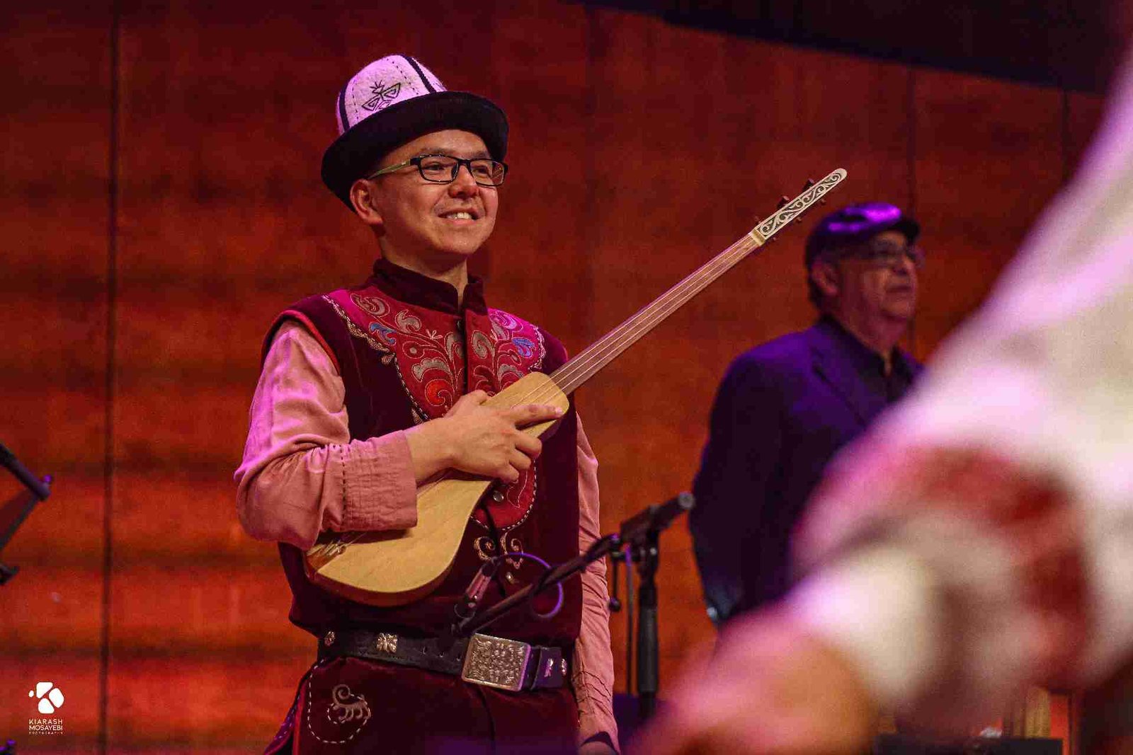 Komuz-Spieler in traditioneller Tracht – ©Kiarash_Mosayebi