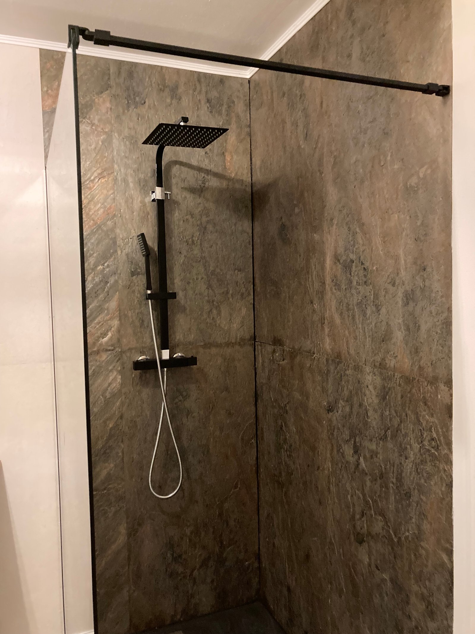 Salle de bain habillée d’ardoise flexible