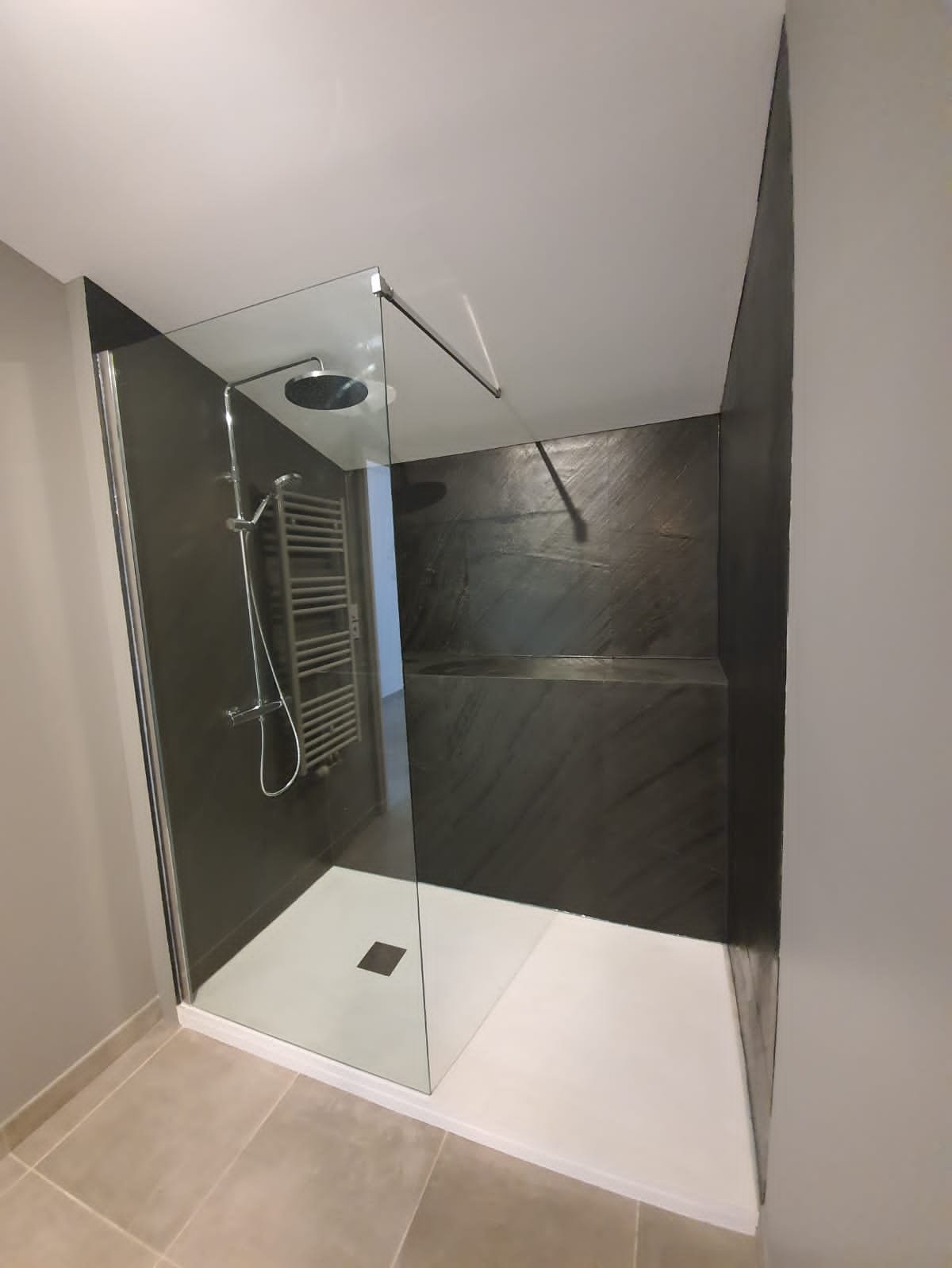 Douche à l’italienne — réalisation Flexi Pierre en feuille de pierre naturelle