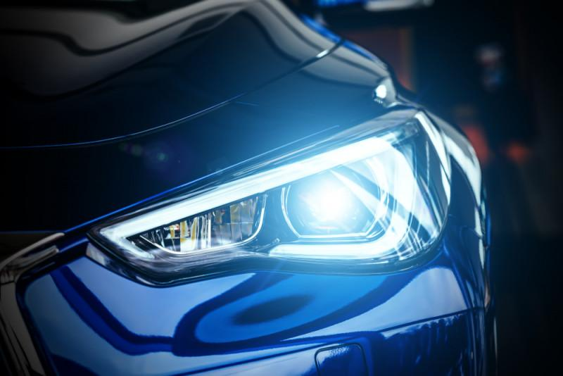 Farol de LED aceso em carro azul, detalhe da iluminação automotiva