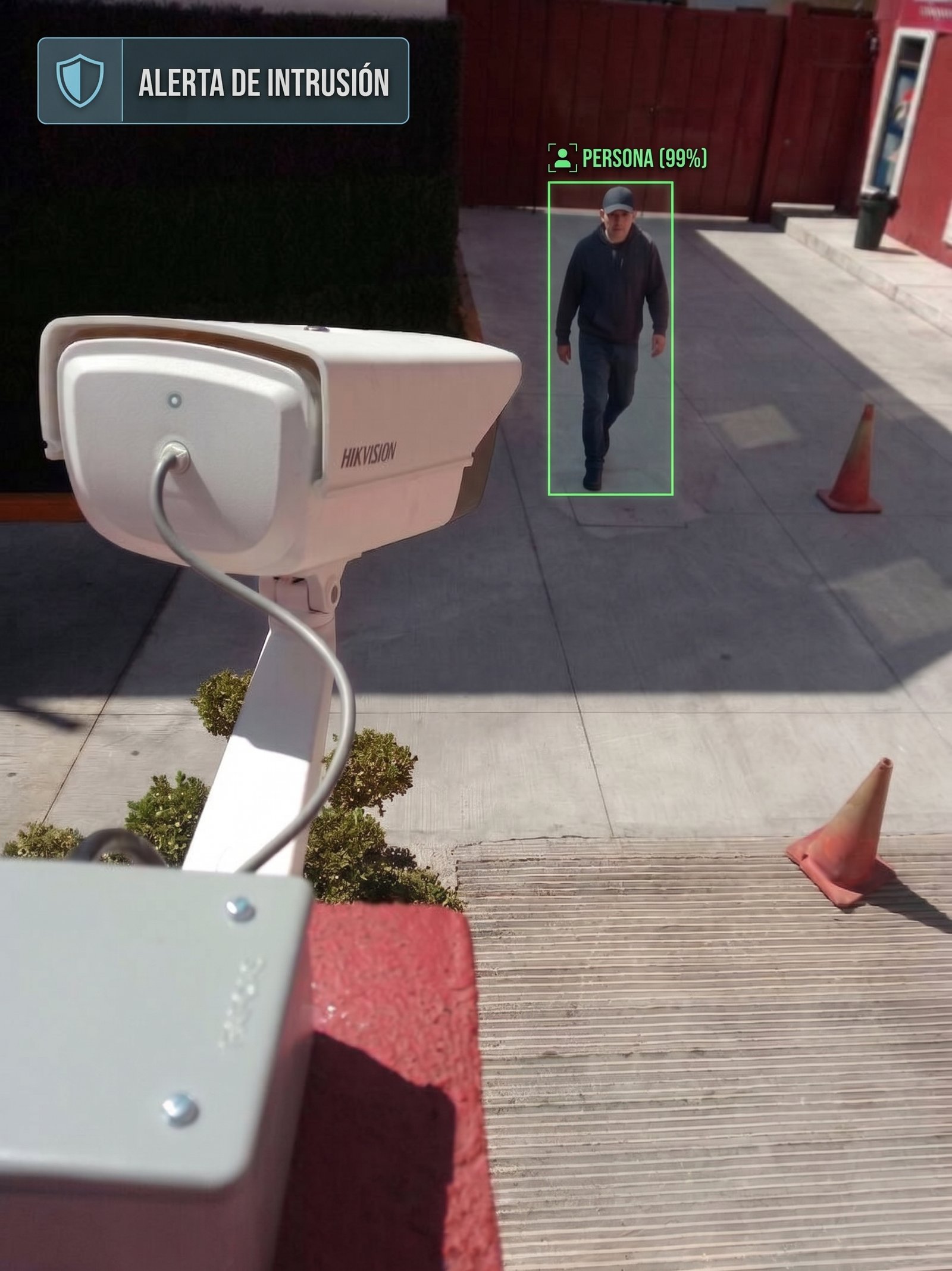 Cámara de seguridad con IA de Diteik detectando un intruso que ingresa a una propiedad en Zapopan