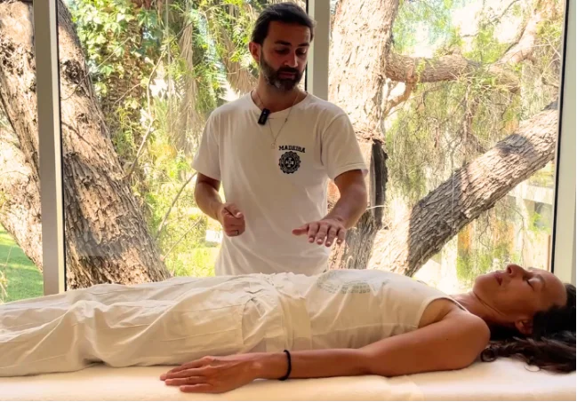 Ausbilder führt Energieheilung während einer Reiki-Sitzung durch