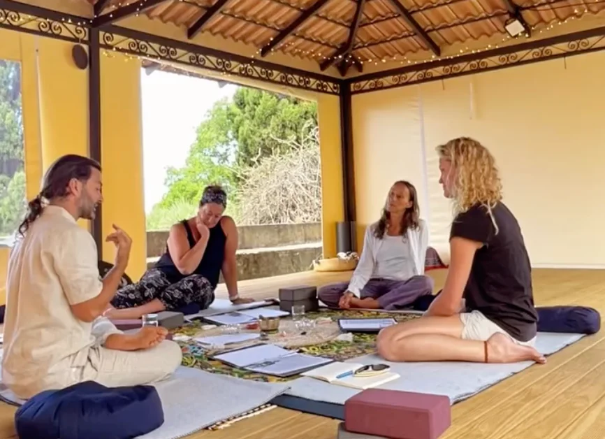 Reiki-Seminargruppe, die im Kreis in einem offenen Pavillon sitzt