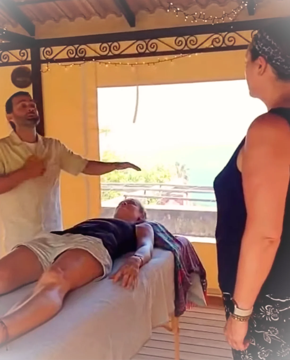 Reiki-Behandlungssitzung im gelben Pavillon mit Meerblick