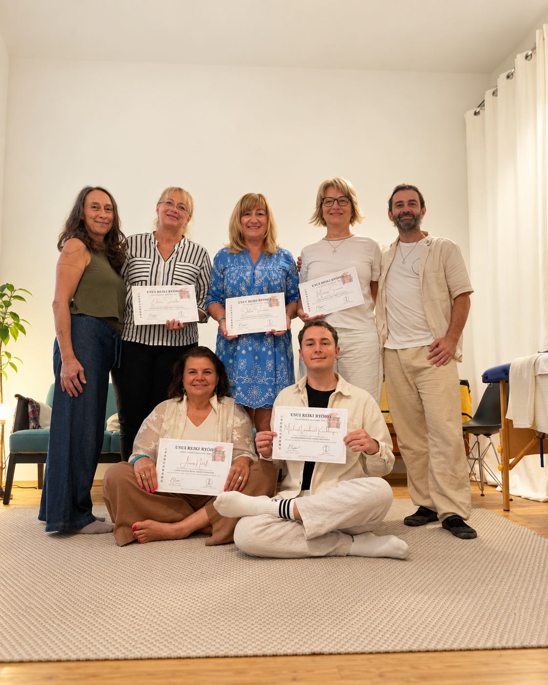 Reiki-Absolventen mit ihren Usui-Reiki-Ryoho-Zertifikaten