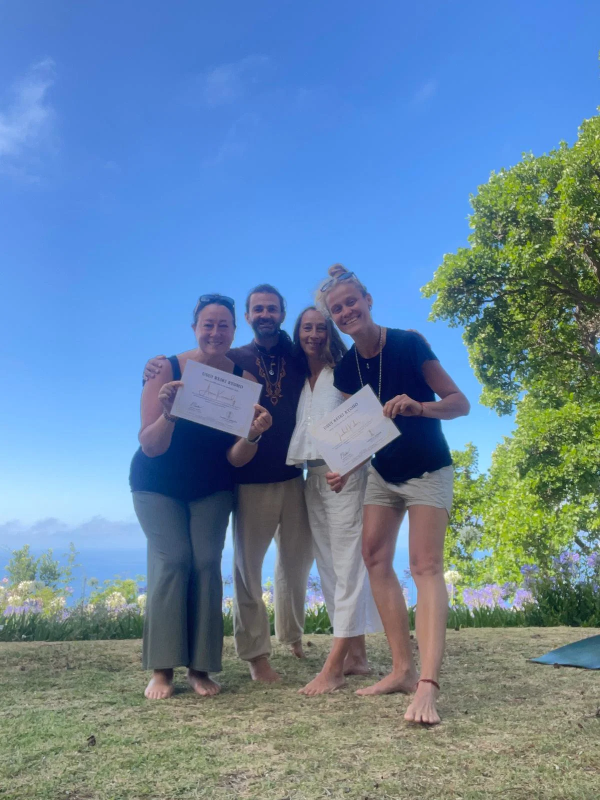 Seminar-Absolventen mit Zertifikaten unter blauem Himmel auf Madeira