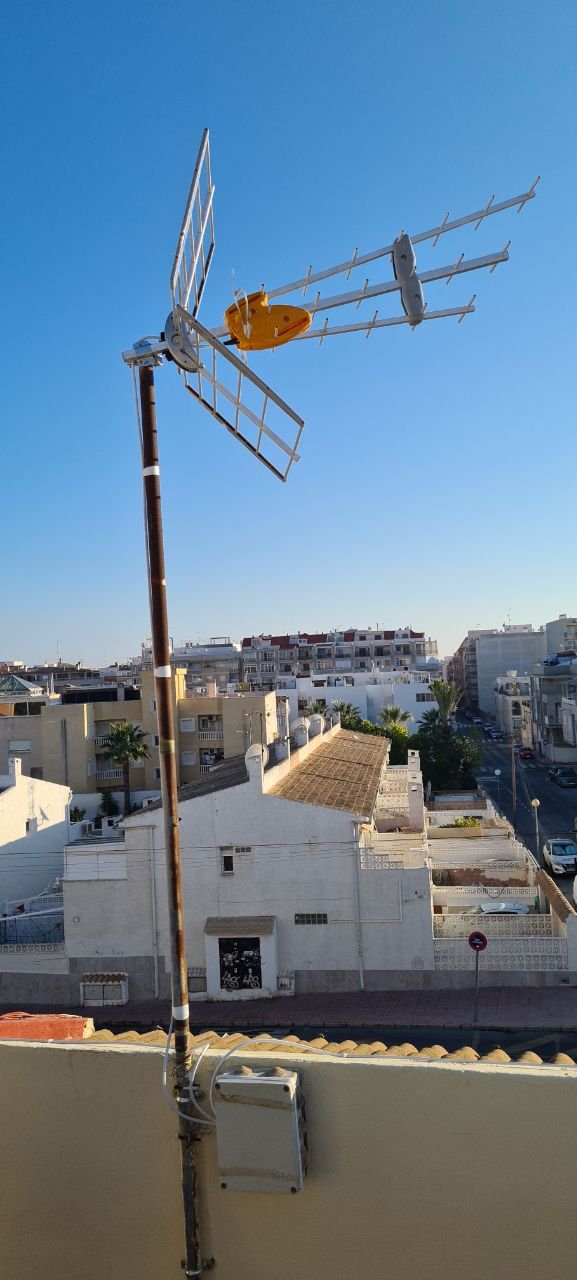 Antena TDT con reflector amarillo en zona urbana de Torrevieja