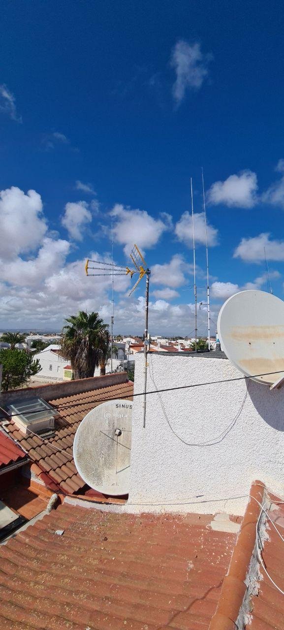 Parabólicas y antena TDT en cubierta con teja árabe en Torrevieja